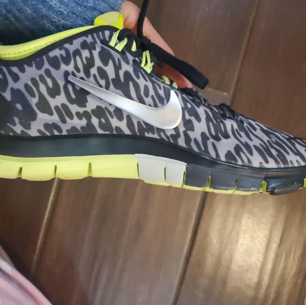 Nike Free Run lime green gray and black in size 6 in great condition - Image 4