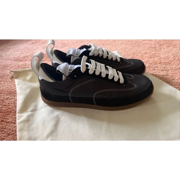 Black Low Top Sneakers Contrast Stitch Gum Sole EU 37 - Image 4