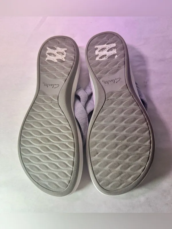 Clarks Light Gray Padded Thong Sandal - Image 9