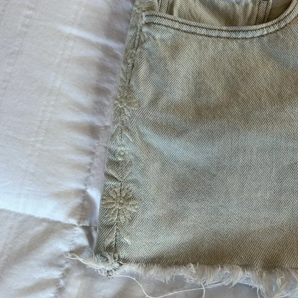 Levi's 501 cut off denim shorts with floral embroidery. Size 34 (?) - Image 2