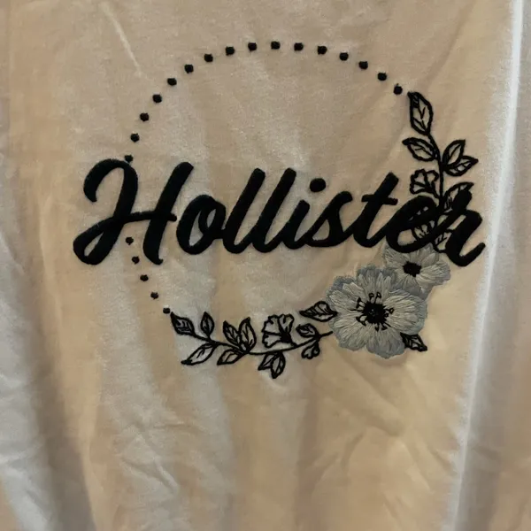 🤍Hollister embroiled tee🤍 - Image 2