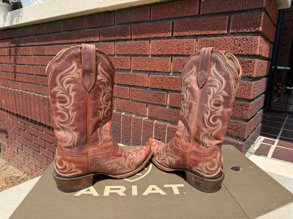 Ariat Boots Cowgirl Leather 5.5 - Image 4