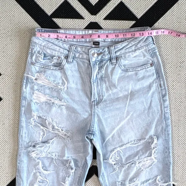 American Eagle Ripped Mom Jeans in Indigo Shatter Size 8 - Image 6