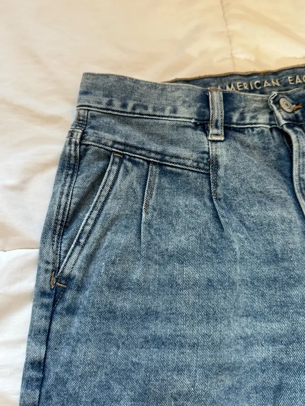 Tags: mom jeans, high rise jeans, light wash denim, casual, trendy, women’s jeans, American Eagle, size 4. - Image 5