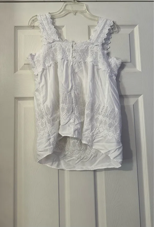 Old Navy White Eyelet shirts is a size Medium. - Image 3