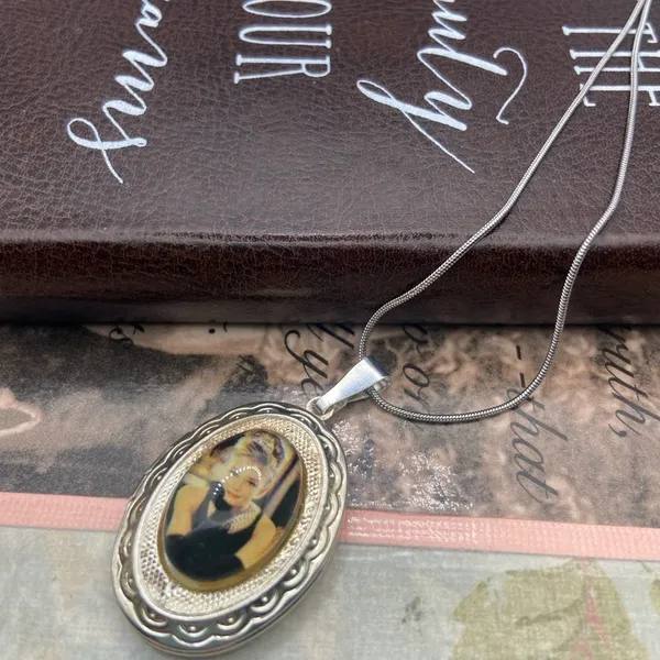 Audrey Hepburn Photo Locket Necklace Vintage Silver Oval Pendant 18” Chain - Image 6
