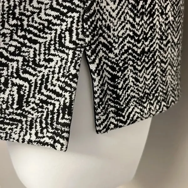 Banana Republic Sleeveless Black and White Abstract Pullover Shell- Large - Image 5