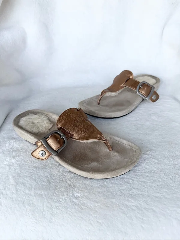 UGG Gypsy Patent Leather Flip Flop Sandal Gold Size 6 Womens - Image 2