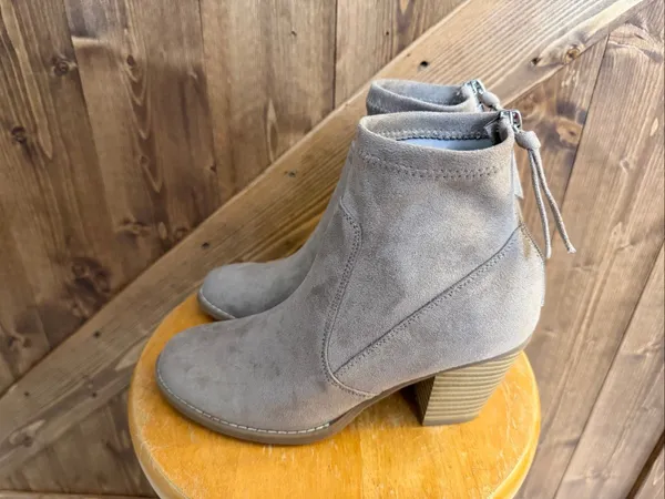 DV by Dolce Vita Women’s Size 7 Taupe FauxSuede Ankle Booties Block Heel - Image 3