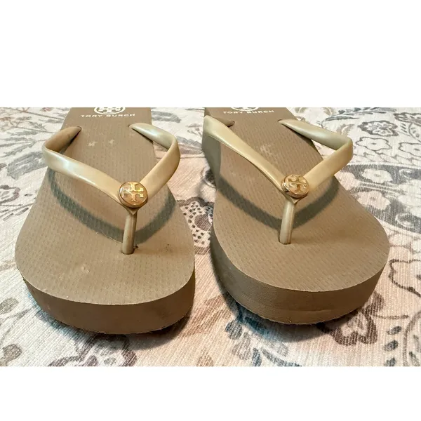 Tory Burch Tan Mini Wedge Platform Flip Flop Sandals Gold Logo Size 8 - Image 2