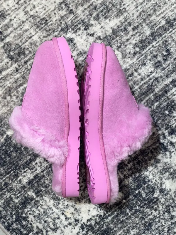 UGG Cozy Women's SHEARLING Slipper  Sz 10 - Image 2
