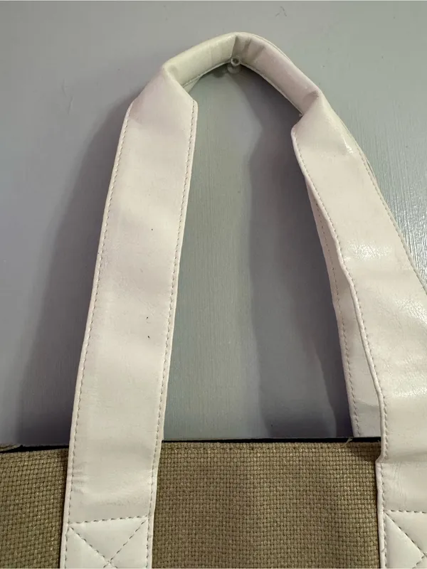 Marc Jacobs Daisy Beige Canvas Tote with White Handles and Daisy Charm - Image 8
