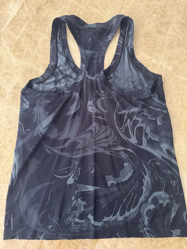 Athleta Medium Momentum Tank Seamless - Image 6