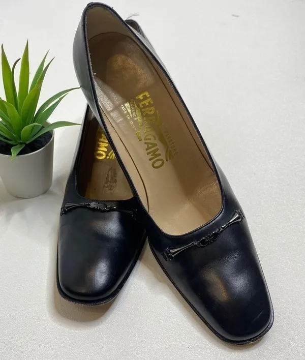 Salvatore Ferragamo black leather pumps 594 - Image 5