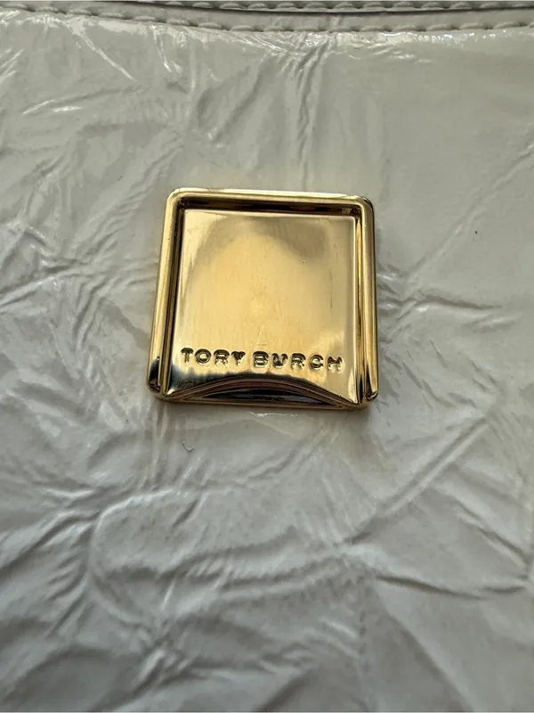 Tory Burch crinkle Cream patent leather Logo Crossbody/wristlet strap Preloved - Image 14