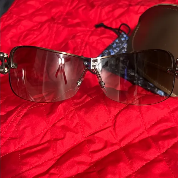 Gucci Black Sunglasses with Gold Case - Image 5