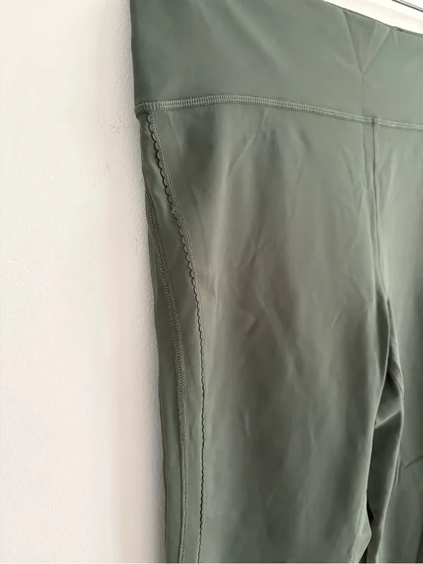 Lululemon Green Mesh Scallop 7/8 Leggings Size 12 - Image 2