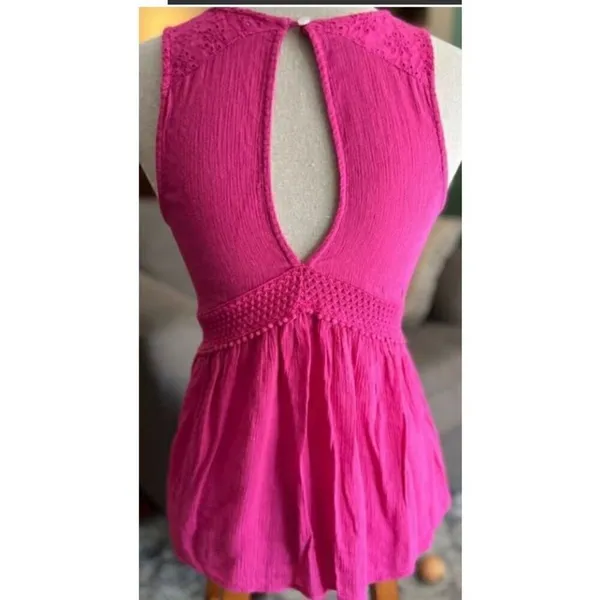 Hollister sleeveless blouse with keyhole button closure S - Image 2