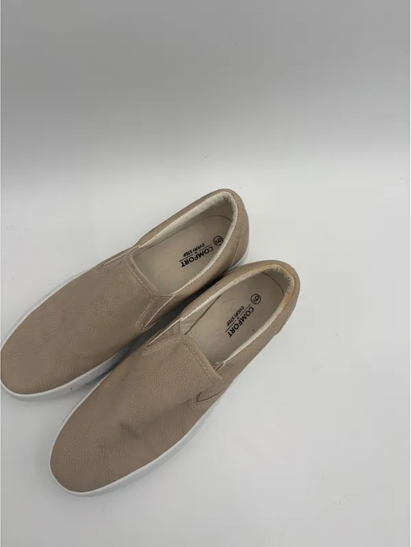 Comfort Every Step Womans 9 Slip-On Casual Shoes in Beige with White Sole - Image 5