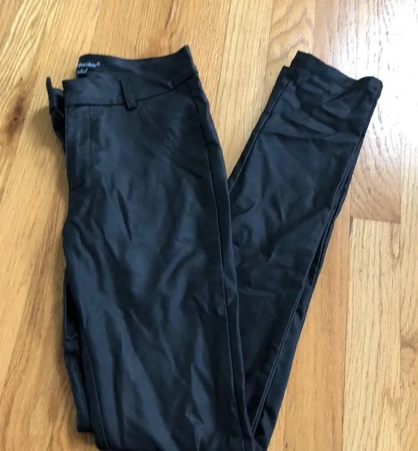 🌸 Black Tight Faux Leather Pants - Image 10