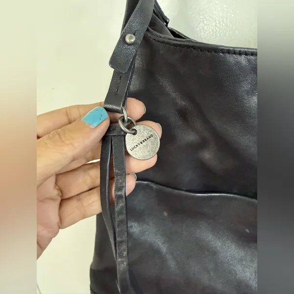 Lucky brand, leather bucket style multi pocket crossbody bag - Image 4
