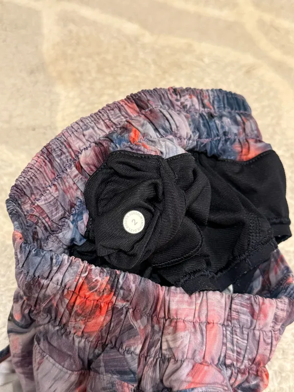 Hotty Lululemon Hot 2.5" Shorts - Image 4