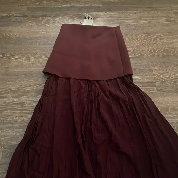 NWT ZARA WOMAN HIGH-WAIST COMBINED PLEATED KNIT SKIRT in BURGUNDY. Size Medium - Image 9