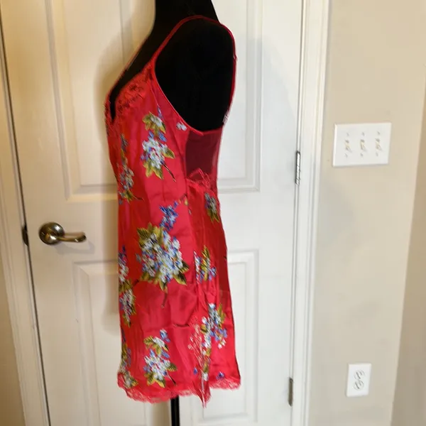 Victoria’s Secret size medium hot pink floral night gown with lace trim - Image 3