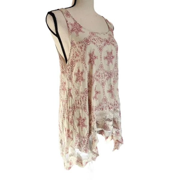 Mimi Chica Soho Sharkbite Tunic – Pink Paisley Lace Trim – Size M - Image 2
