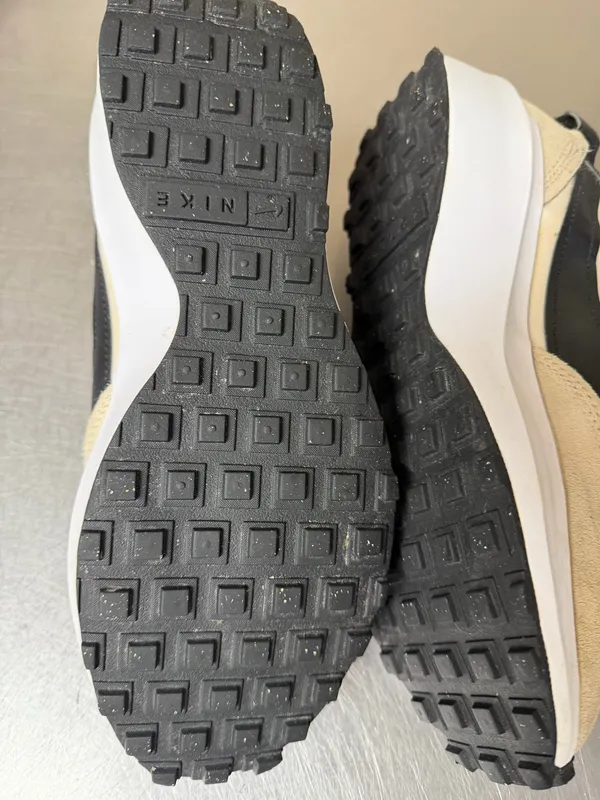 Women’s Nike waffle sneakers size 8.5 - Image 9
