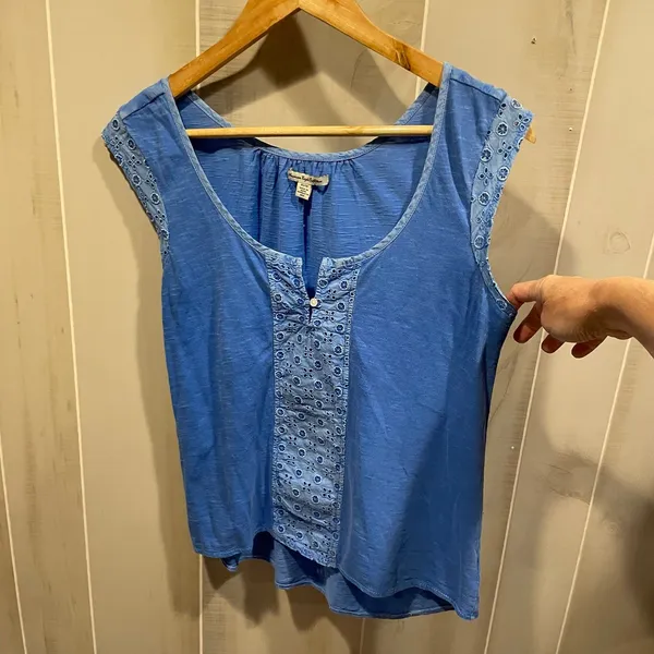 Cute American Eagle washed blue eyelet sleeveless scoop neck cotton festival top - Image 4