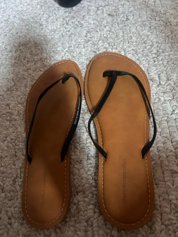 Women’s Leather Flip Flops, Black Strap Brown Size 9 - Image 4