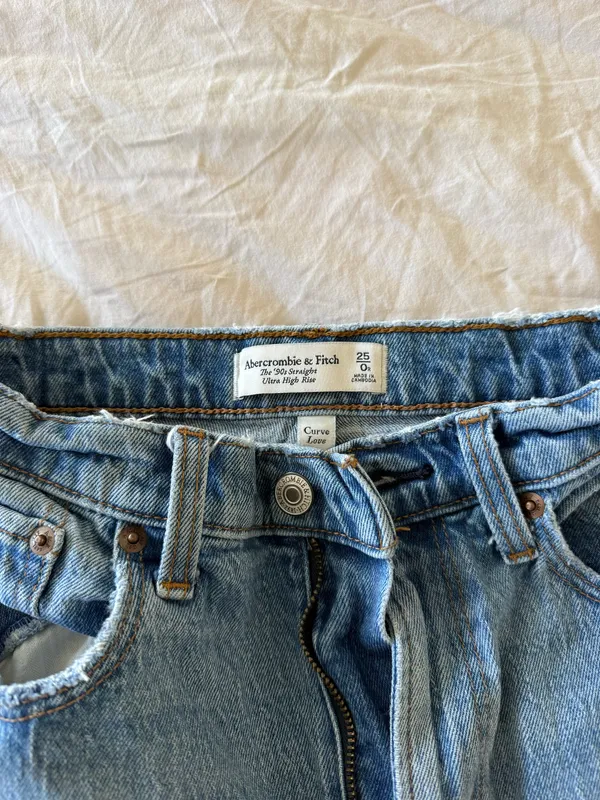 Abercrombie Straight Ultra High-Rise 90s Curve Jeans - Image 3
