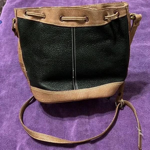 Liz Claiborne black and tan leather crossbody handbag in GUC - Image 3