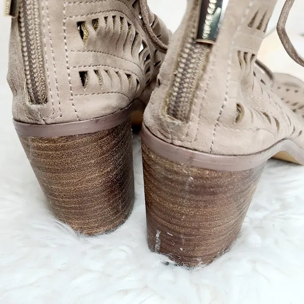 Vince Camuto leather suede eyelet lace up peep toe heels ankle bootie boots sz 7 - Image 6