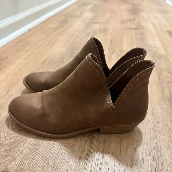 Universal Thread | Almond‎ Toe Stacked Heel Brown V-Cut Ankle Booties, Size 9 - Image 3