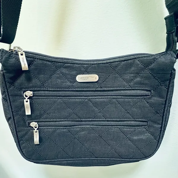 Baggallini Triple Zipper Travel Crossbody Bag Black Pristine Condition - Image 3