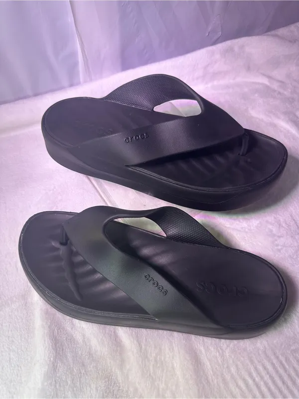 CROCS Black Platform Thong Sandals for Women - Image 4