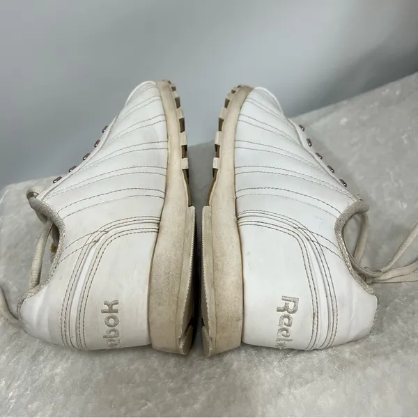 Reebok size 7.5 womens Sneakers vintage style FLAWED - Image 6