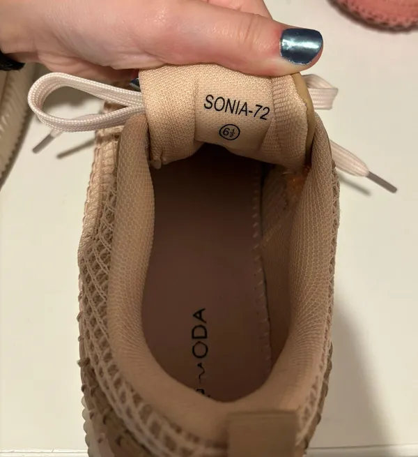 tennis shoes Size 6.5 - Image 6