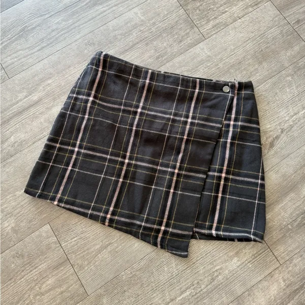 LAST PRICE🍒🤍 NO BOUNDARIES flannel faux wrap skirt 💐 - Image 3