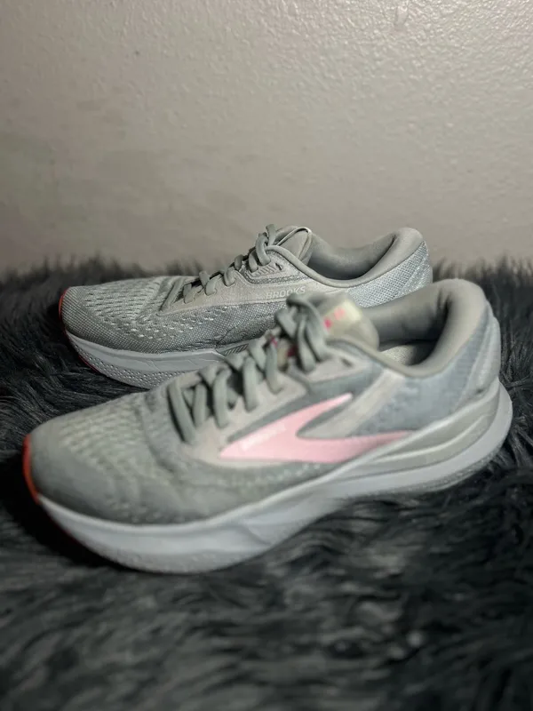 Brooks Adrenaline GTS 24 Women's Light Gray and Pink Running Sneakers Size 7.5 - Image 4