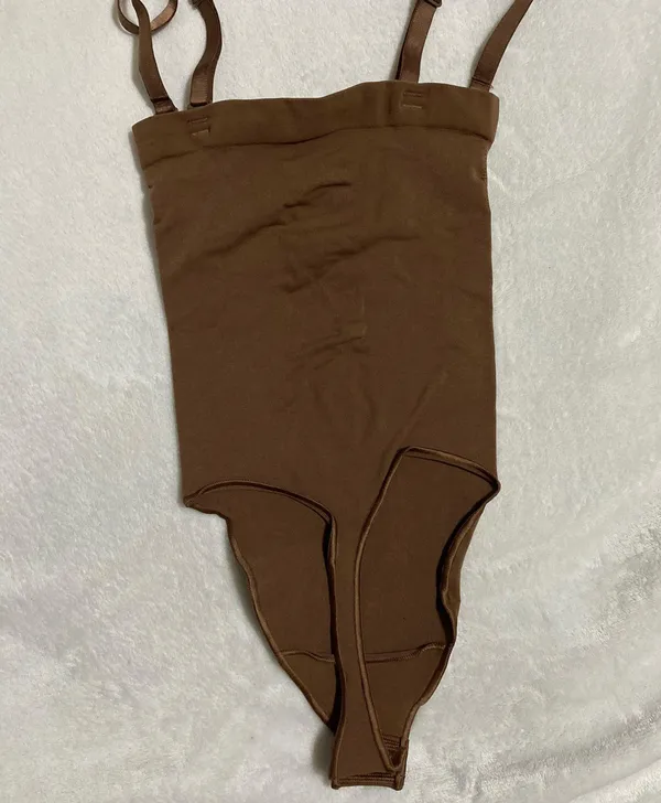 SKIMS Strapless Sculpting Bodysuit M - Image 4