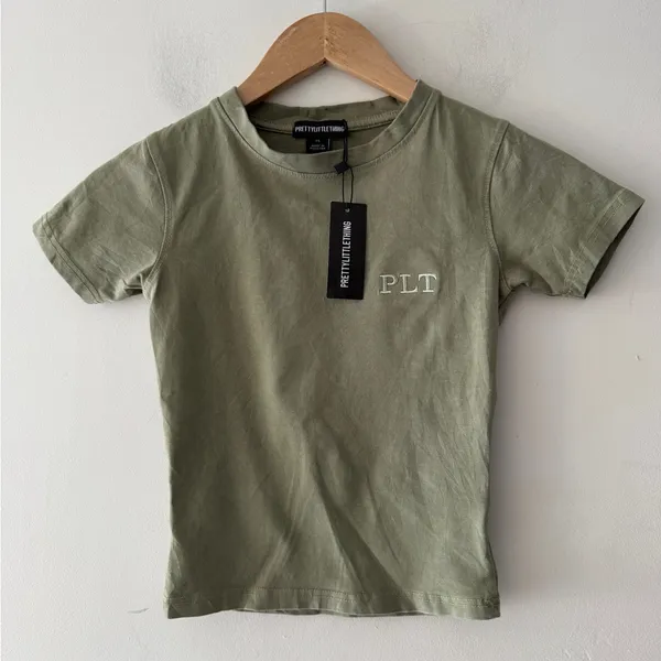 NEW!! PrettyLittleThing Washed Olive Green Embroidered Logo Fitted‎ Cropped Tee - Image 2