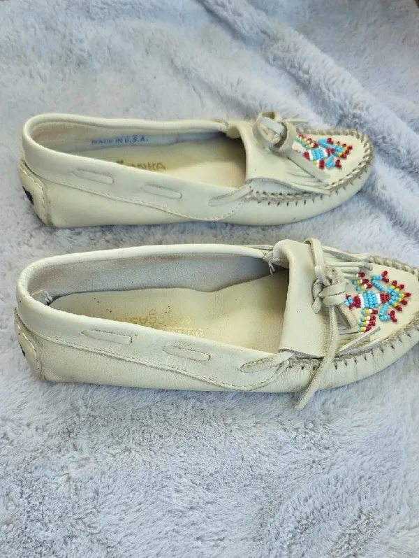 Minnetonka Thunderbird Beaded Leather Fringe Moccasins Ivory 8 - Image 4