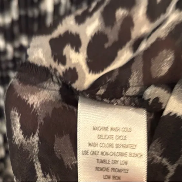 Chelsea‎ Studio Black And Gray Leopard Print Pleated Blouse Size 2X - Image 7