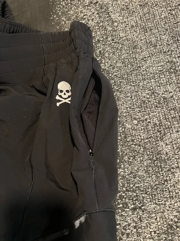 Womens sz6 Lululemon Hotty Hot High Rise Short 4" Black Skull Crossbones Custom - Image 6