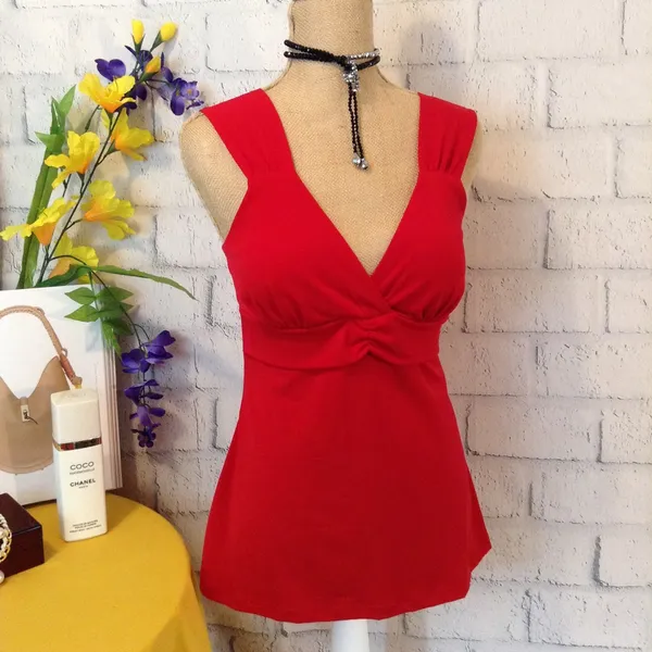 ⬇️SLEEVELESS RED TOP Size M - Image 2