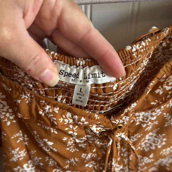 Brown and White Puff Sleeve Crop Blouse with Tie Front - Image 4