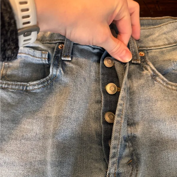 Wild Fable Medium Wash Denim Jeans with Ripped Knee Size 2 - Image 4